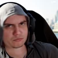 Мужчина смотрит назад на свою яхту и небоскребы-13b795.mp4