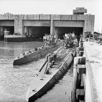 CapturedGermanU-boatsoutsidetheirpenatTrondheiminNorway,19May1945.BU6382.jpg