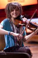 512px-LindseyStirling-Rehearsal.jpg