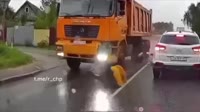 моноколесо хуярит в грузовик.mp4