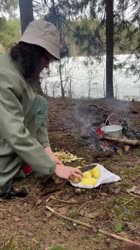 Легкий и вкусный суп на костре Обед в лесу Ленобласть природа лес готовимнакостре пикник спб 86cOhDK.mp4